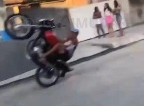 Jovens se arriscam em manobras com motos em ruas do Gradim para postar nas redes sociais