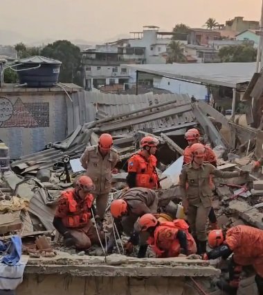 Casa de três andares desaba em Cascadura e deixa idosa soterrada