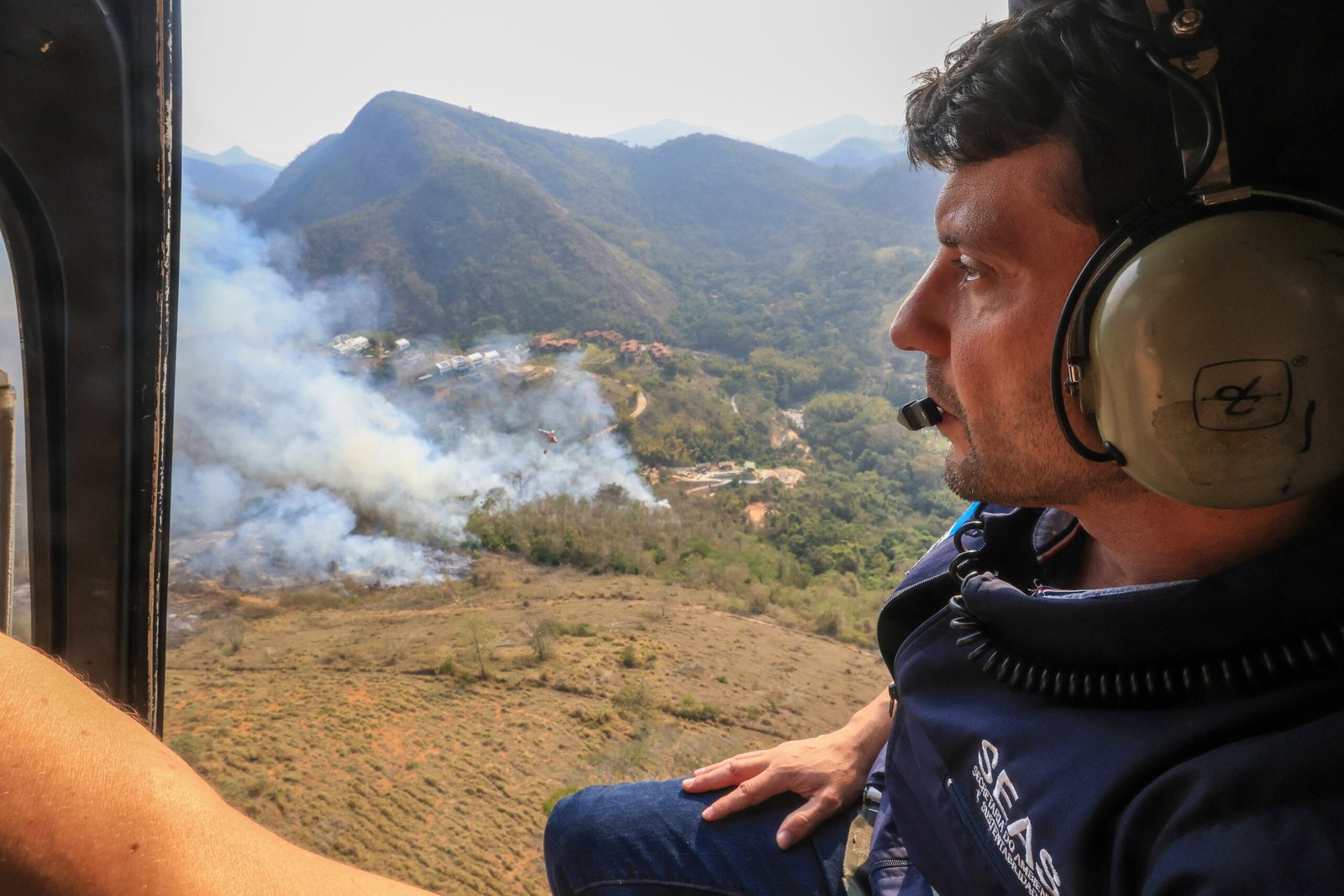 Governador do Rio fecha parques para combate a incêndios e secretários sobrevoam áreas com focos