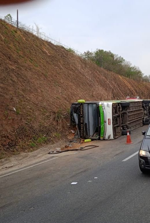 Ônibus com time de futebol americano tomba e mata 3 pessoas na Dutra