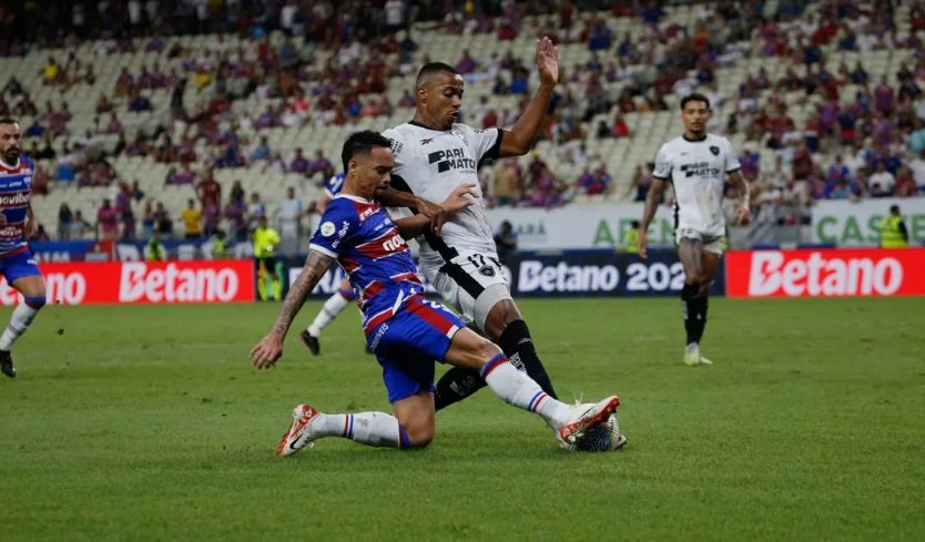 Igor Jesus faz dois, Botafogo vence Fortaleza e retoma liderança do Brasileirão