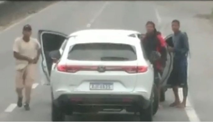 Câmera flagra Roubo de carro em São Gonçalo; vídeo mostra o desespero