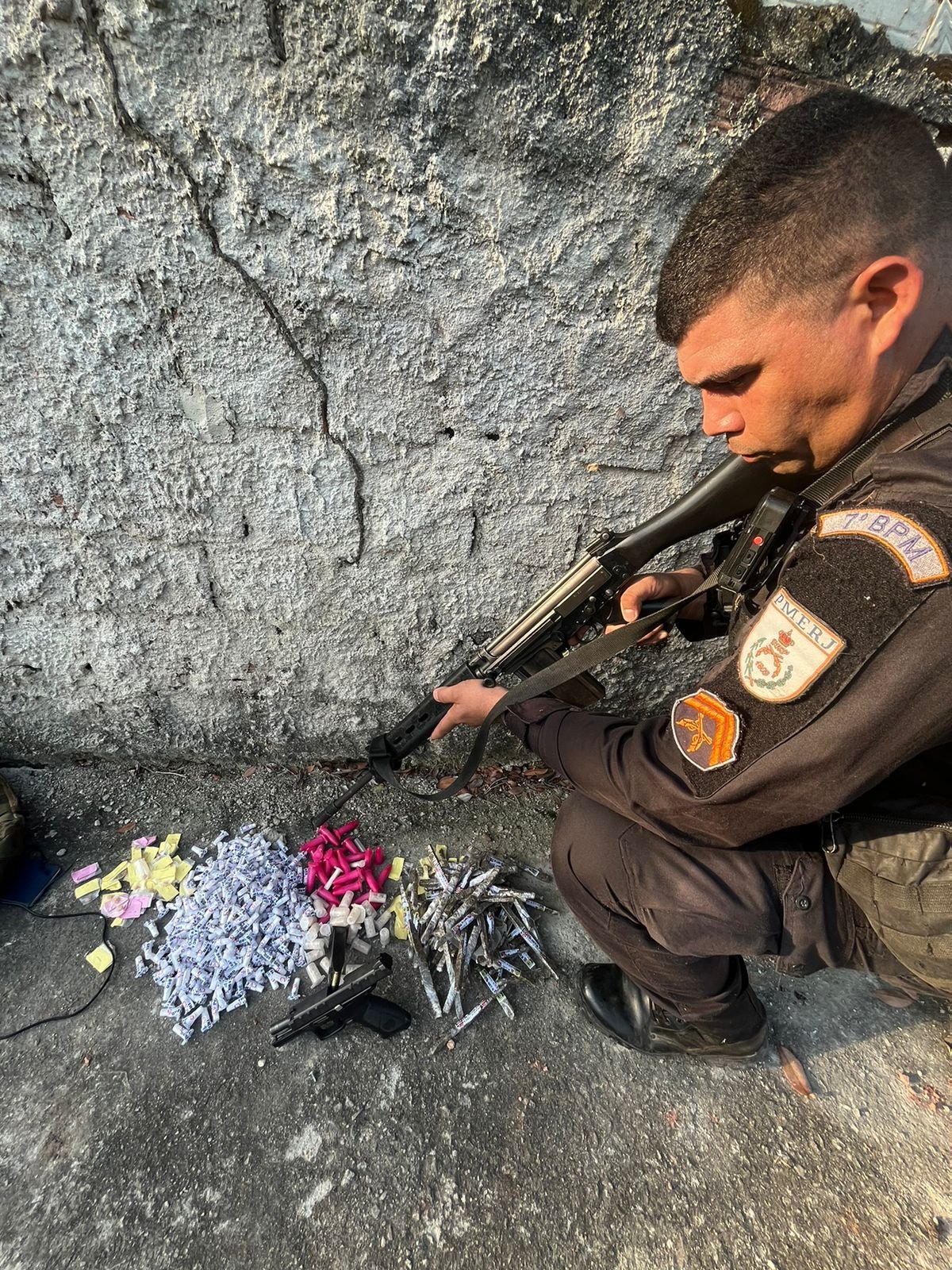 Dois acusados de tráfico de drogas são detidos na Comunidade do Tamanco, em São Gonçalo