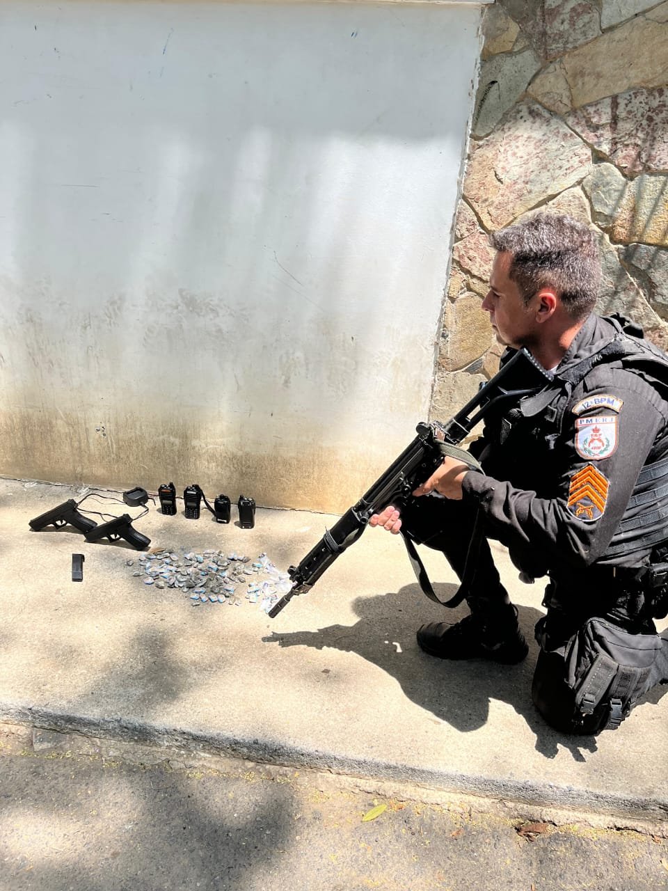 Casa abandonada na comunidade da Coronel Leôncio era usada para esconder drogas, em Niterói