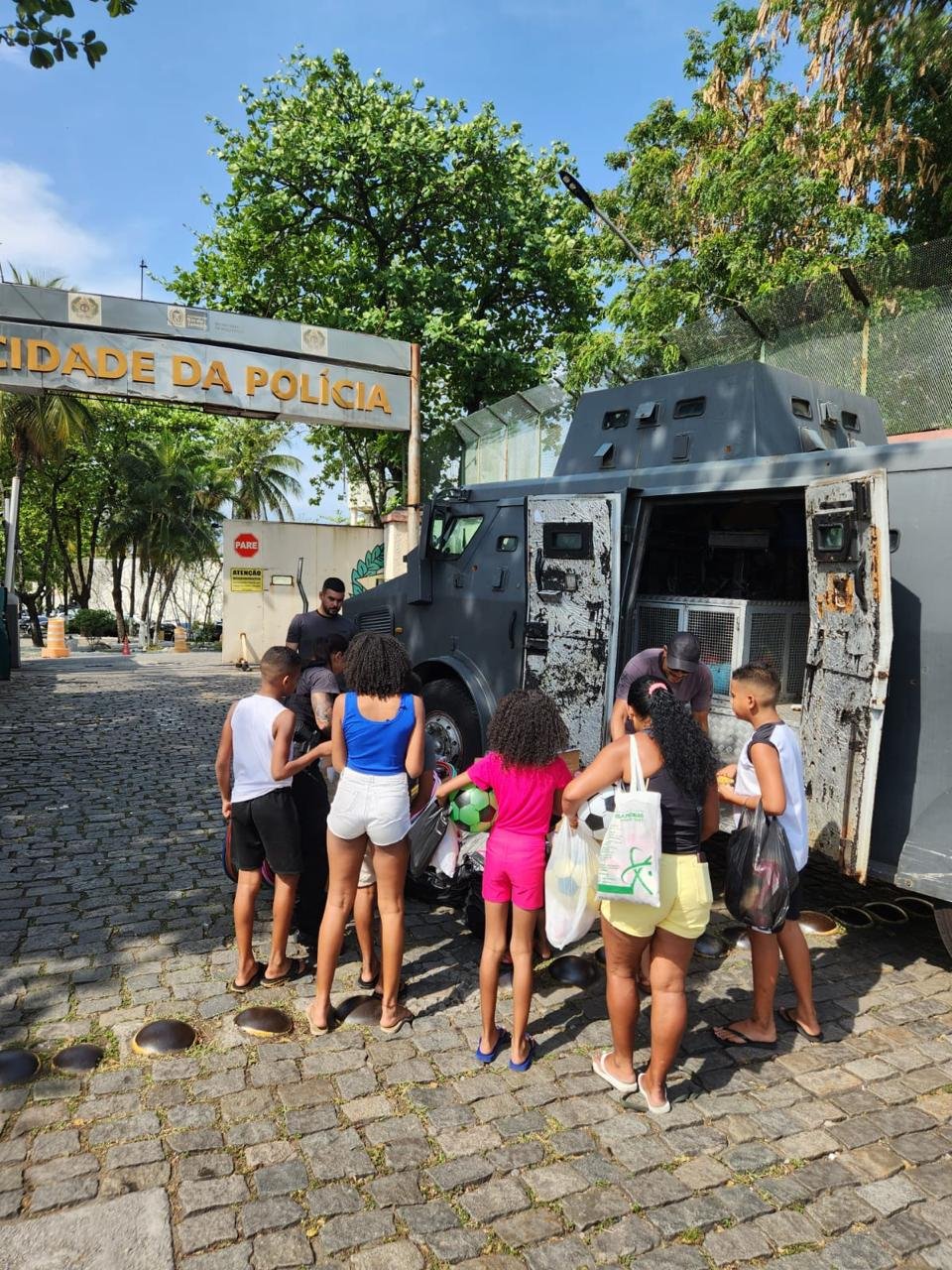 Dia das crianças: Polícia Civil realiza entrega de brinquedos