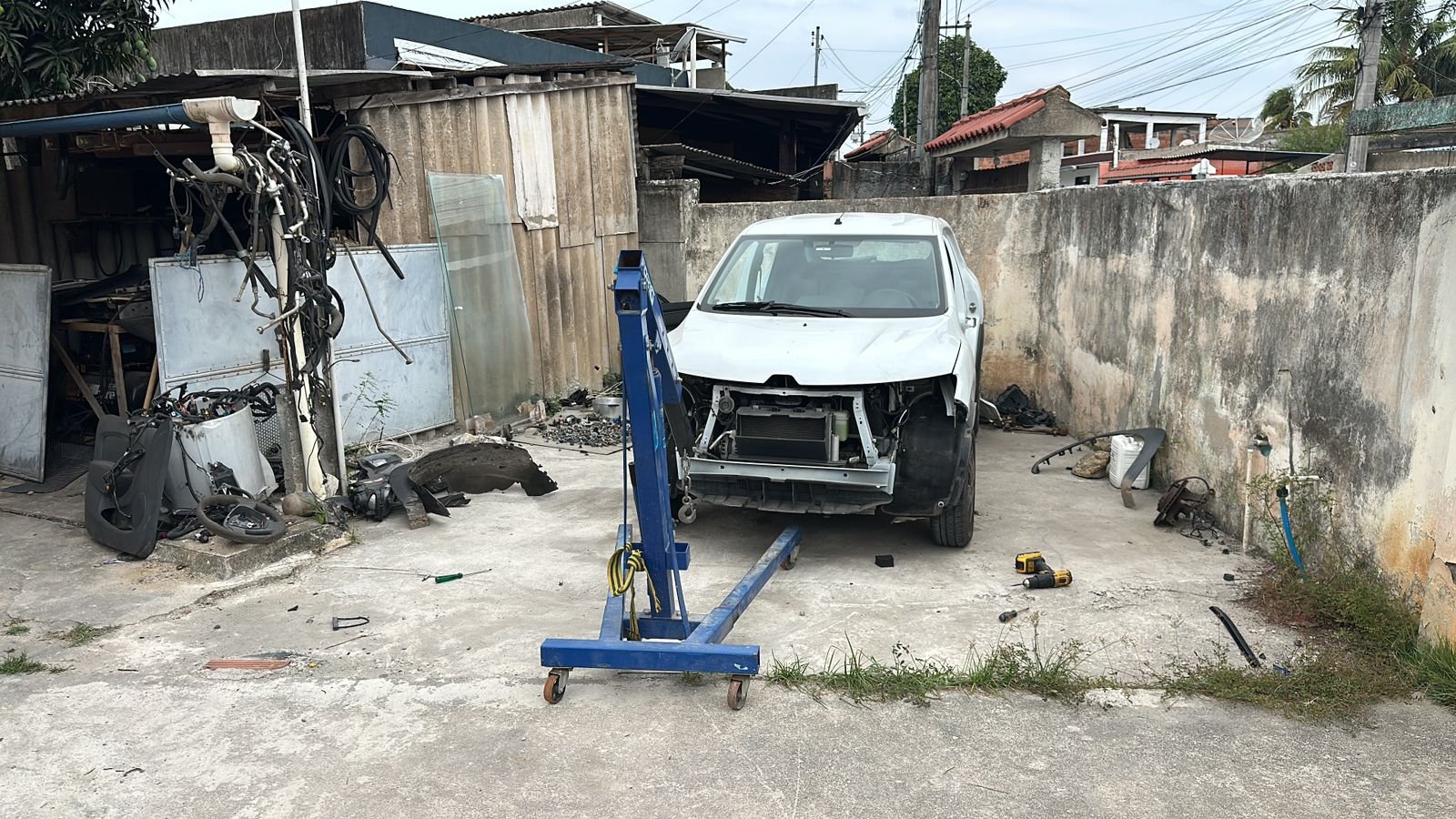 Oficina de desmanche de veículos roubados é localizada no Coelho, em São Gonçalo