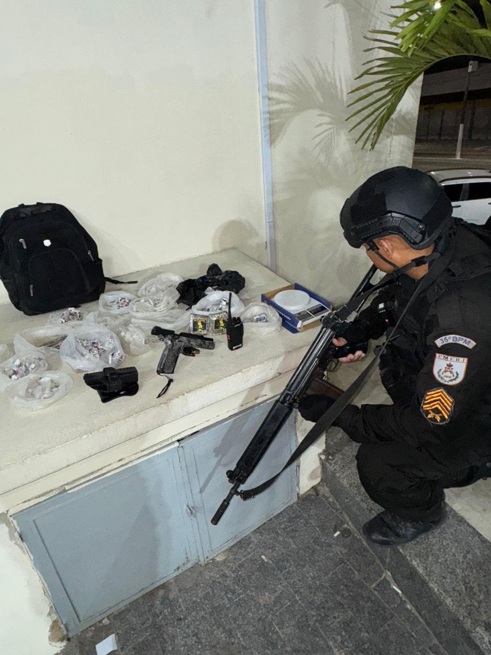 Acusado de tráfico de drogas é morto após confronto com policiais na comunidade Vila Brasil, em Itaboraí