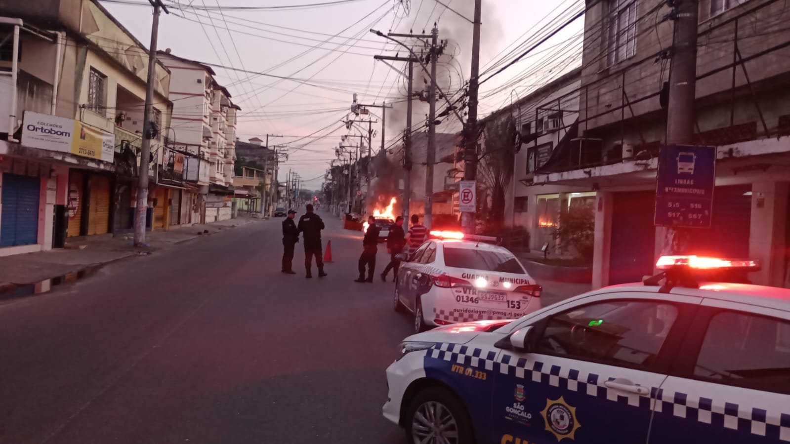 Carro da Polícia Civil aparece pegando fogo em frente à delegacia de SG