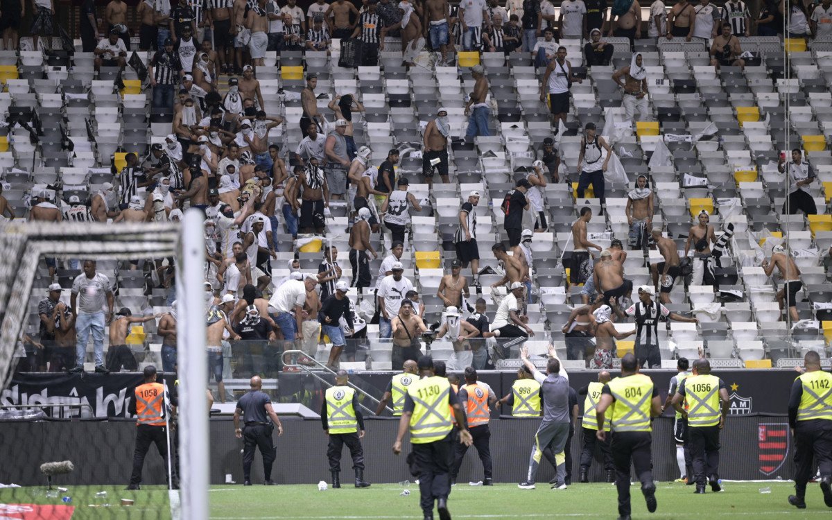 Fotógrafo é atingido por bomba na Arena MRV e precisará passar por cirurgia