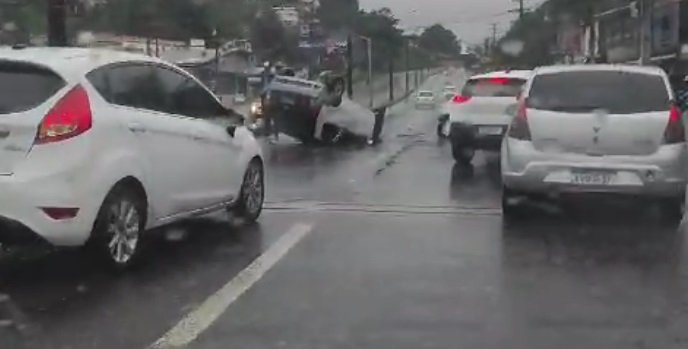 Motorista perde controle de veículo ao dirigir, capota e bate de frente na RJ 106 na altura do Arsenal; Vídeo