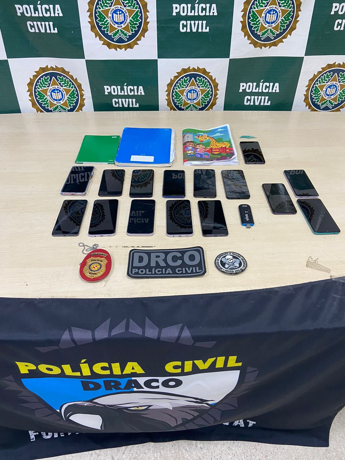 Polícia Civil apreende celulares e materiais durante operação no Complexo de Gericinó