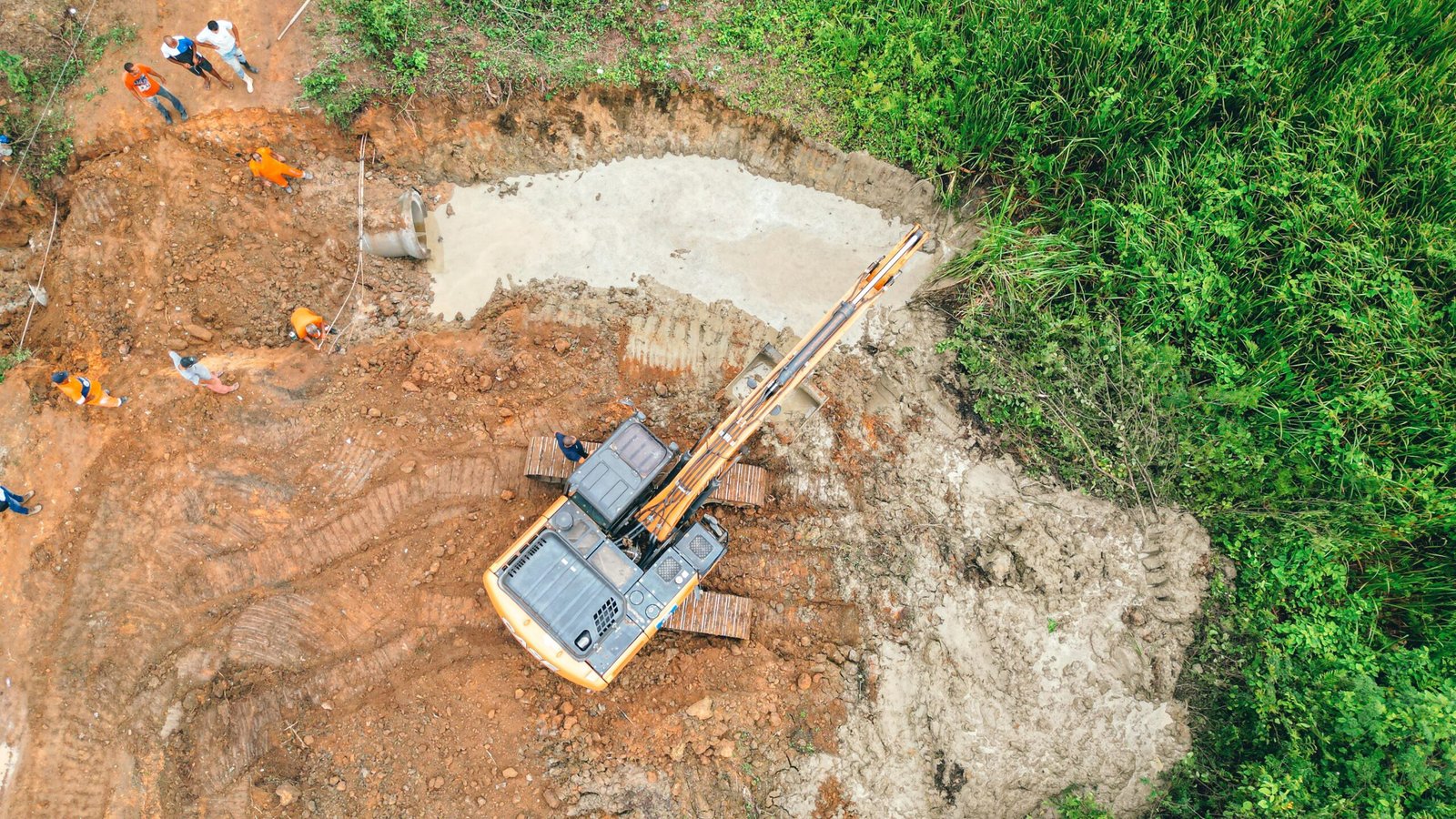 Prefeitura de Itaboraí realiza ações de limpeza de rios e canais, poda de árvores e roçada em mais de 40 bairros