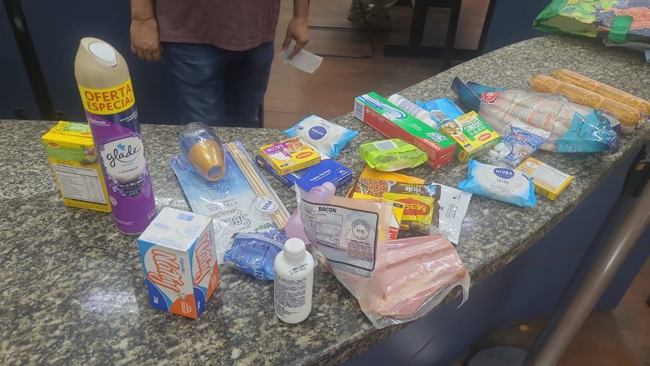 Duas mulheres são presas suspeitas de cometerem furtos em supermercado de Niterói