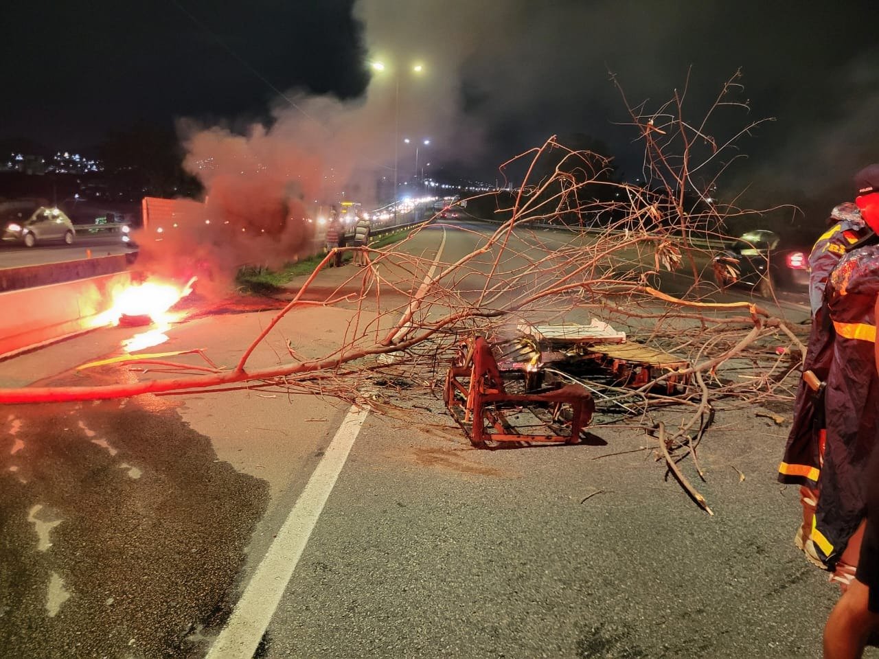 Manifestação gera interdição total da BR-101 em São Gonçalo durante megaferiado