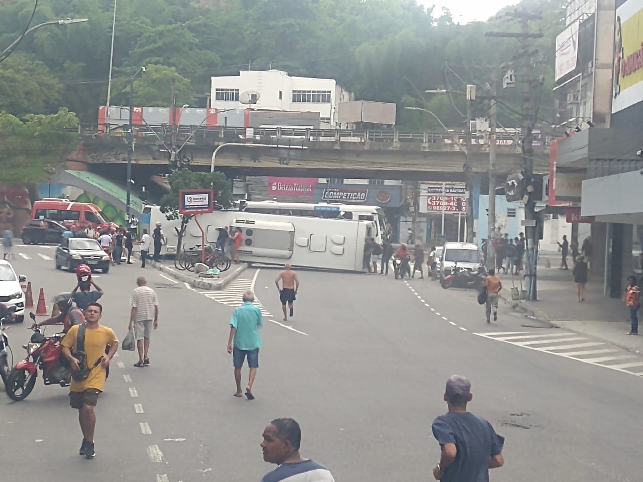 Ônibus capota e invade calçada no Centro de Alcântara na manhã deste feriado 20/11