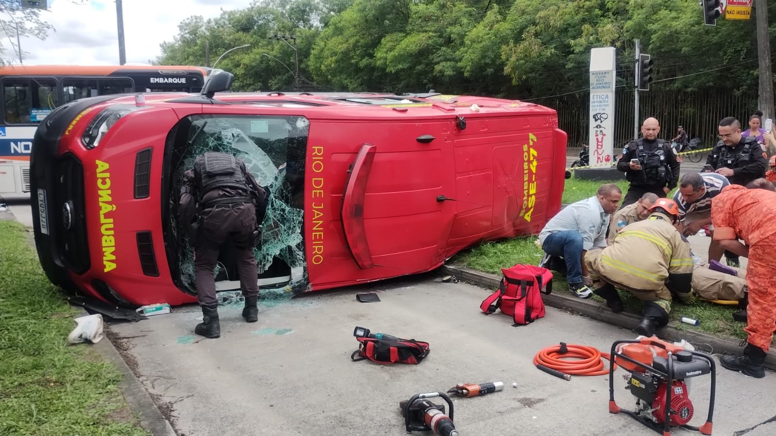 Ônibus bate em ambulância na Zona Oeste do Rio; vídeo