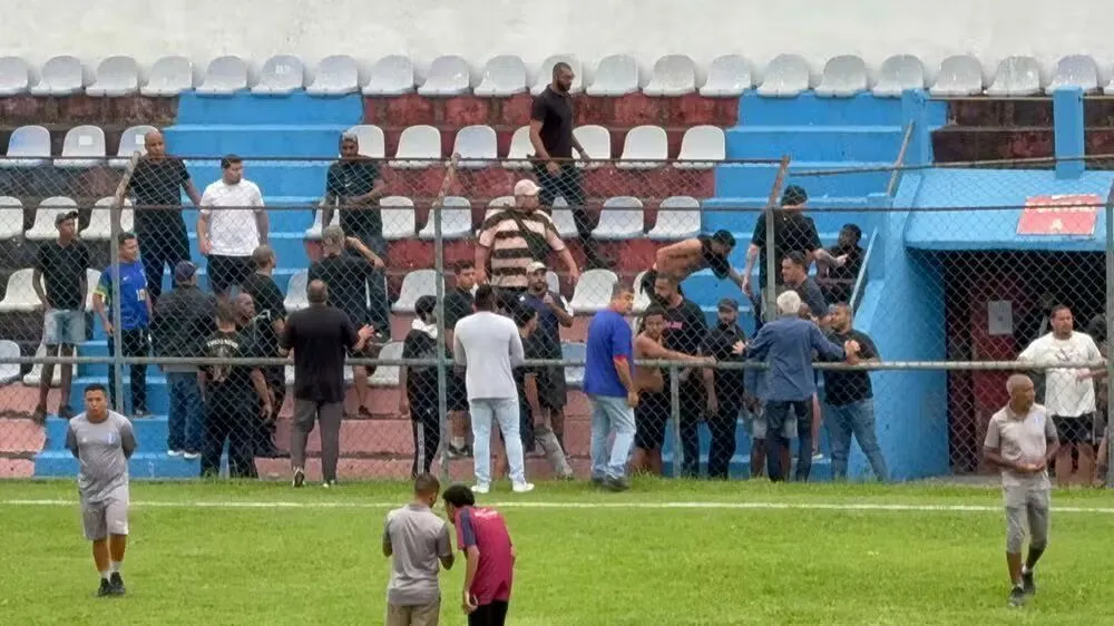 Niteroiense FC solta nota sobre briga e homem armado em campo; Vídeo