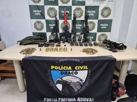 Polícia Civil prende quatro milicianos e apreende fuzis durante operação na Zona Oeste do Rio