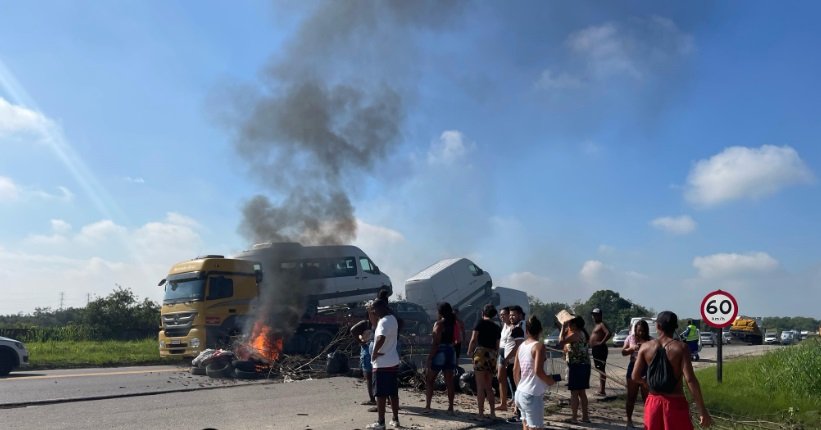 Moradores de Itaboraí bloqueiam a BR-493 em protesto contra a falta d’água