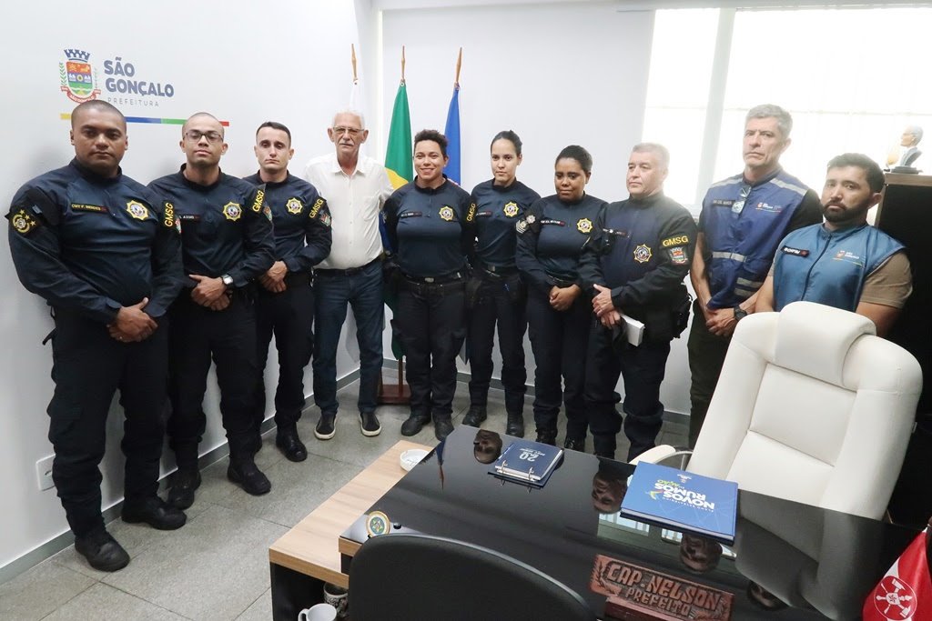 Prefeito Capitão Nelson recebe guardas que prenderam agressor de mulher grávida