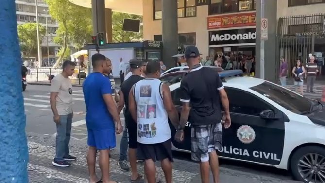 Polícia Civil prende um grupo e apreende mais de 20 celulares na Uruguaiana; Vídeos