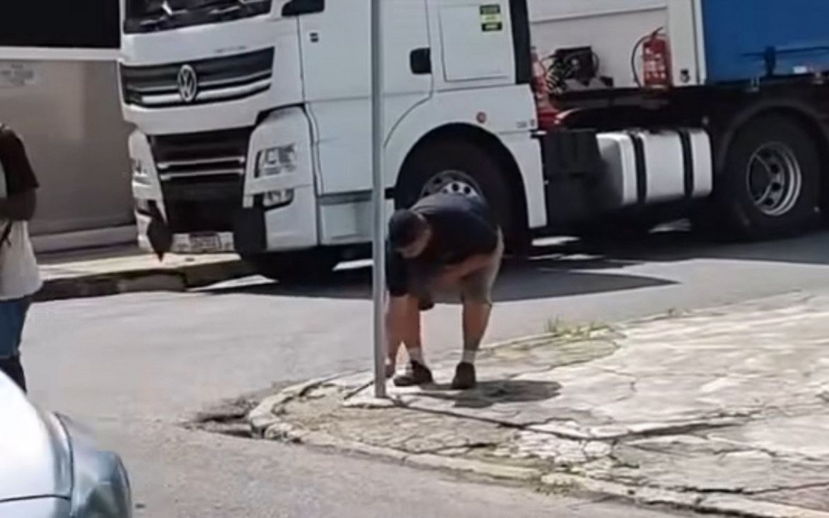 Homem é flagrado tentando arrancar poste para passar com caminhão em calçada