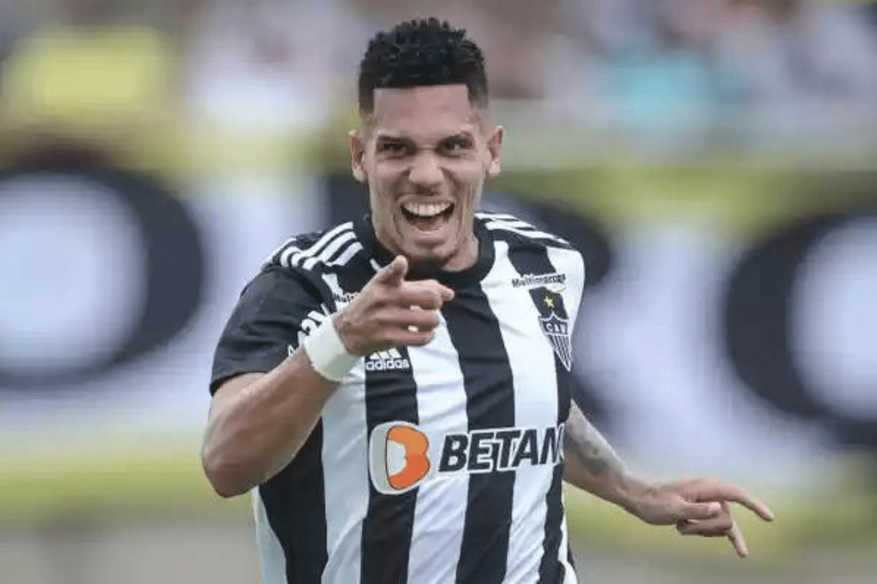 Vasco deve faturar mais de R$ 13 milhões com a transferência de Paulinho do Atlético-MG para o Palmeiras