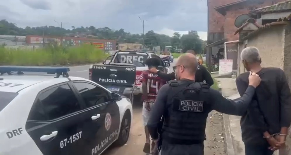 DRFC prende traficante em flagrante e cumpre mandando de prisão contra assaltante na Favela da Linha, em São Gonçalo