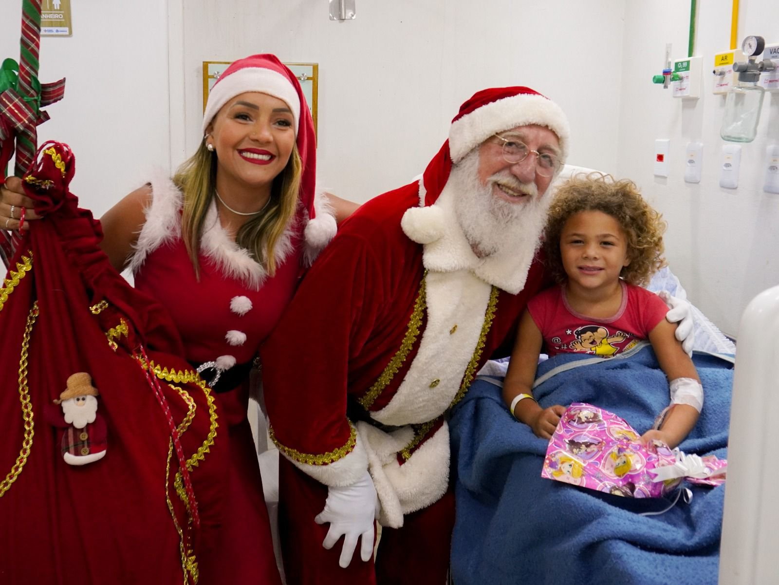 Em Itaboraí: Hospital Municipal de Nancilândia leva magia e esperança com visita do Papai Noel