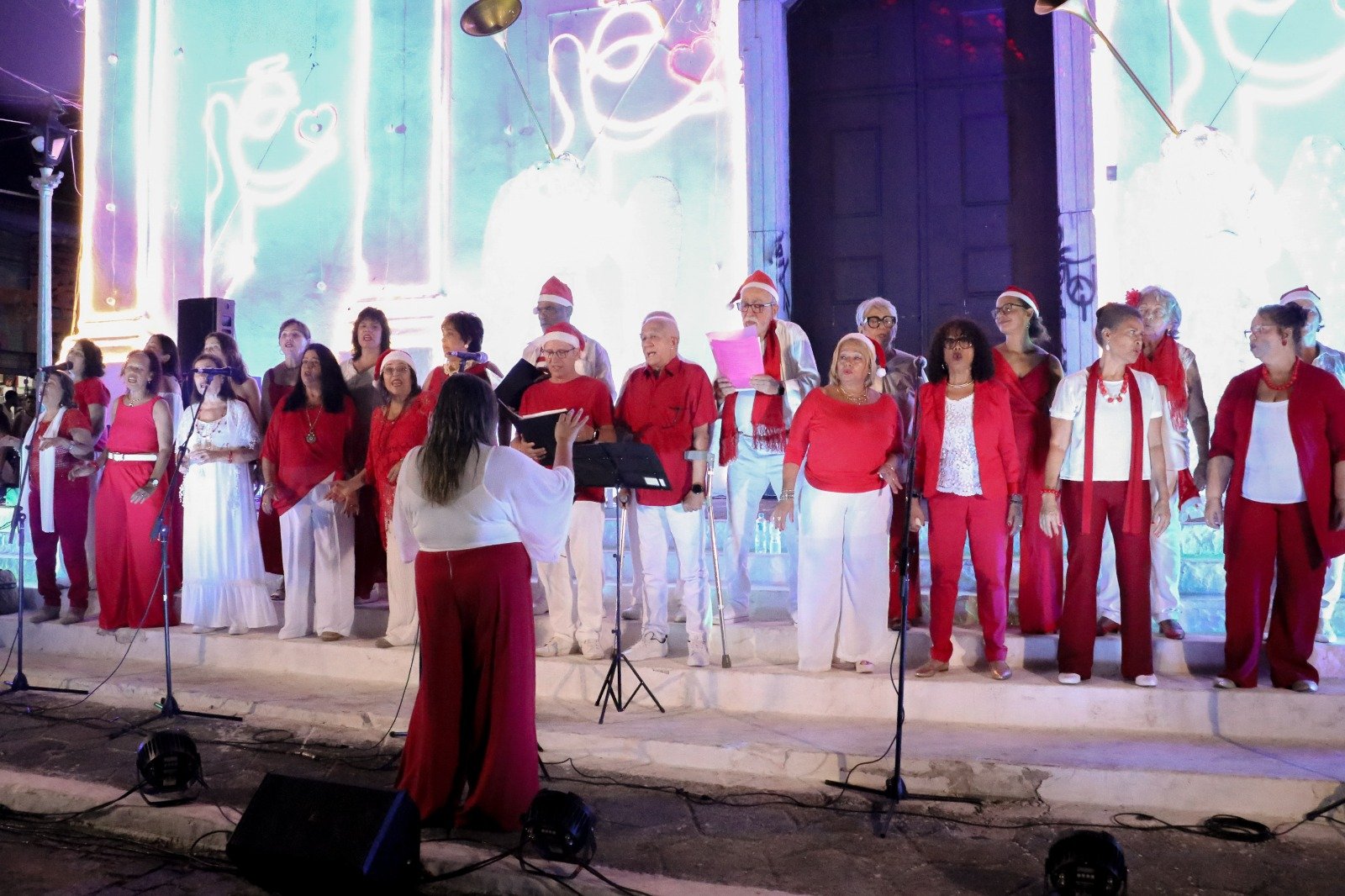 Em Itaboraí, Natal Ita Luz faz apresentação musical e emociona famílias na Praça Marechal Floriano Peixoto