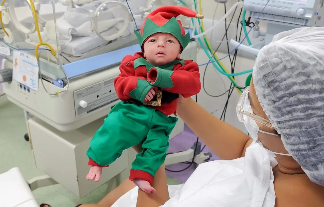 Recém-nascidos ganham fantasia de Natal em Niterói