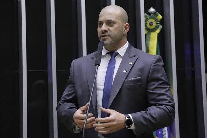 Daniel Silveira deixa colônia agrícola usando tornozeleira eletrônica