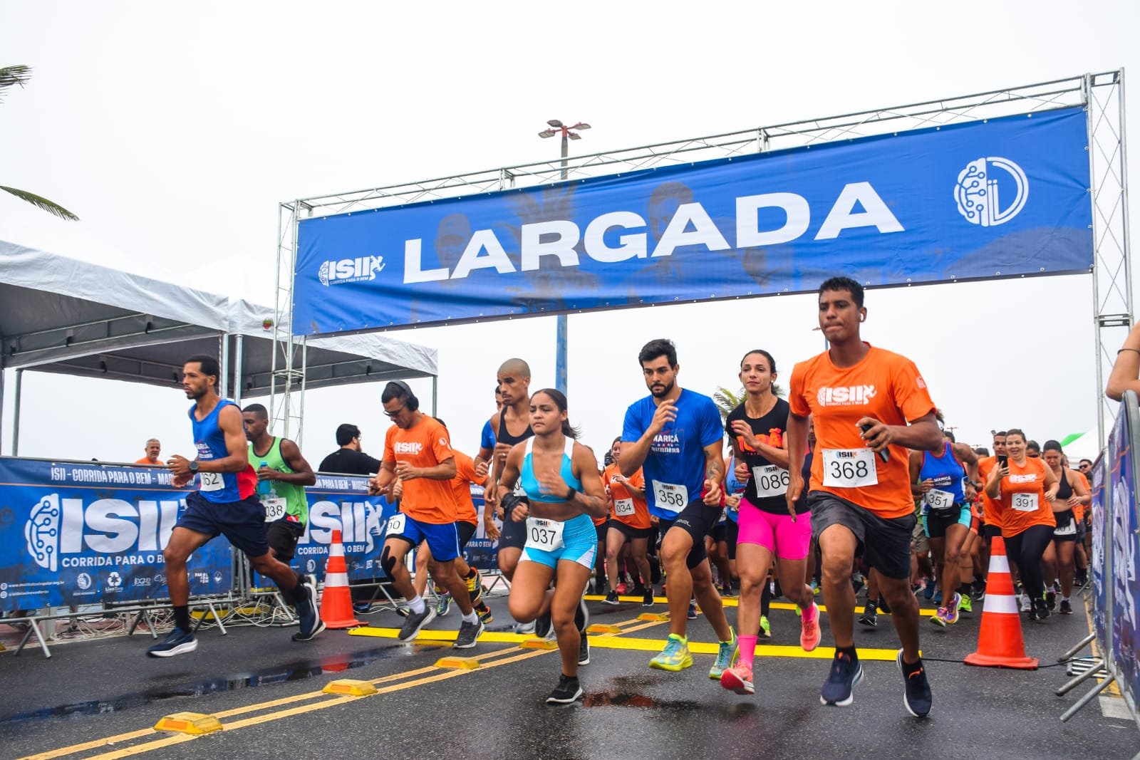 Corrida para promover Natal Solidário a famílias em vulnerabilidade social reúne centenas de pessoas na Orla de Itaipuaçu