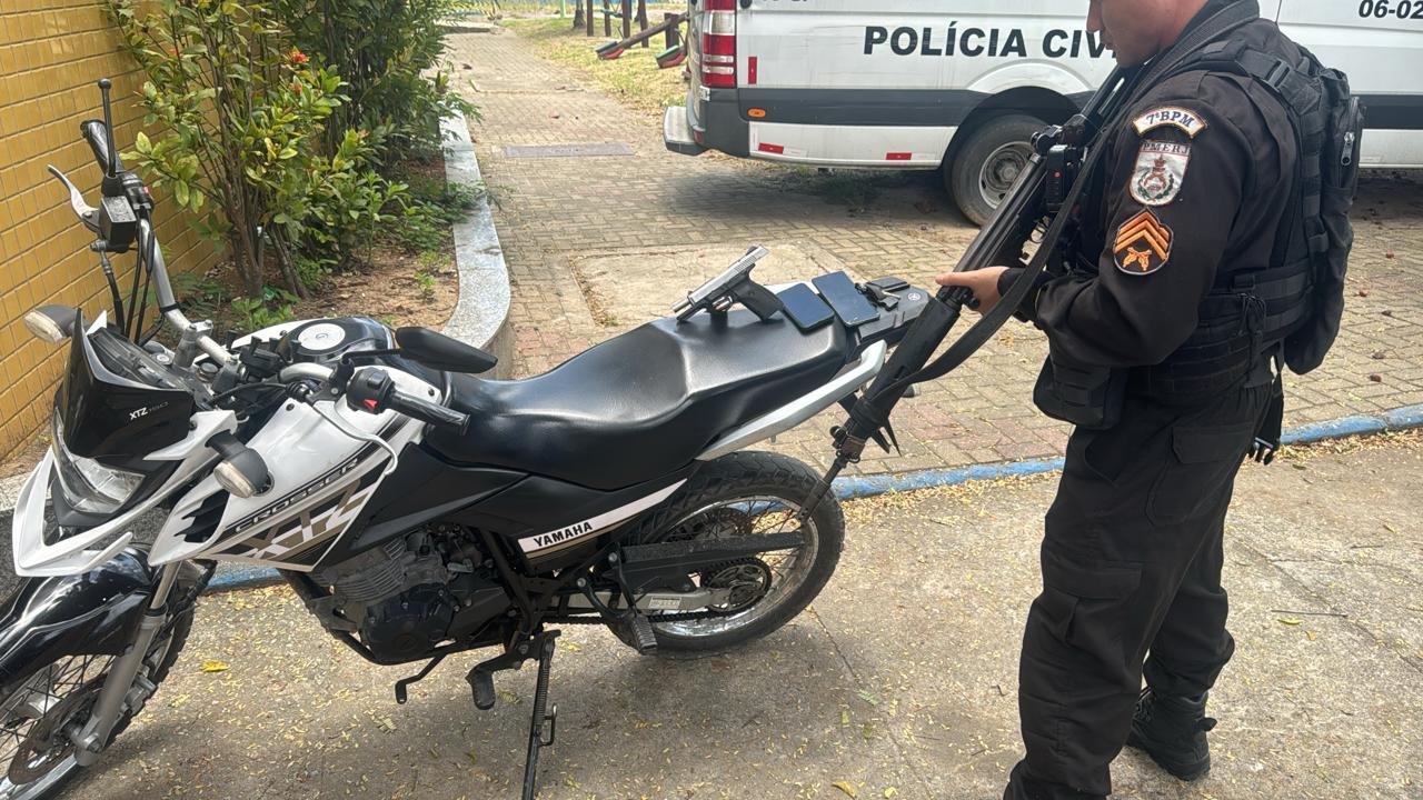 Policiais do GAT prendem homem armado suspeito de roubo de carga que foi levada para a comunidade do Zumbi