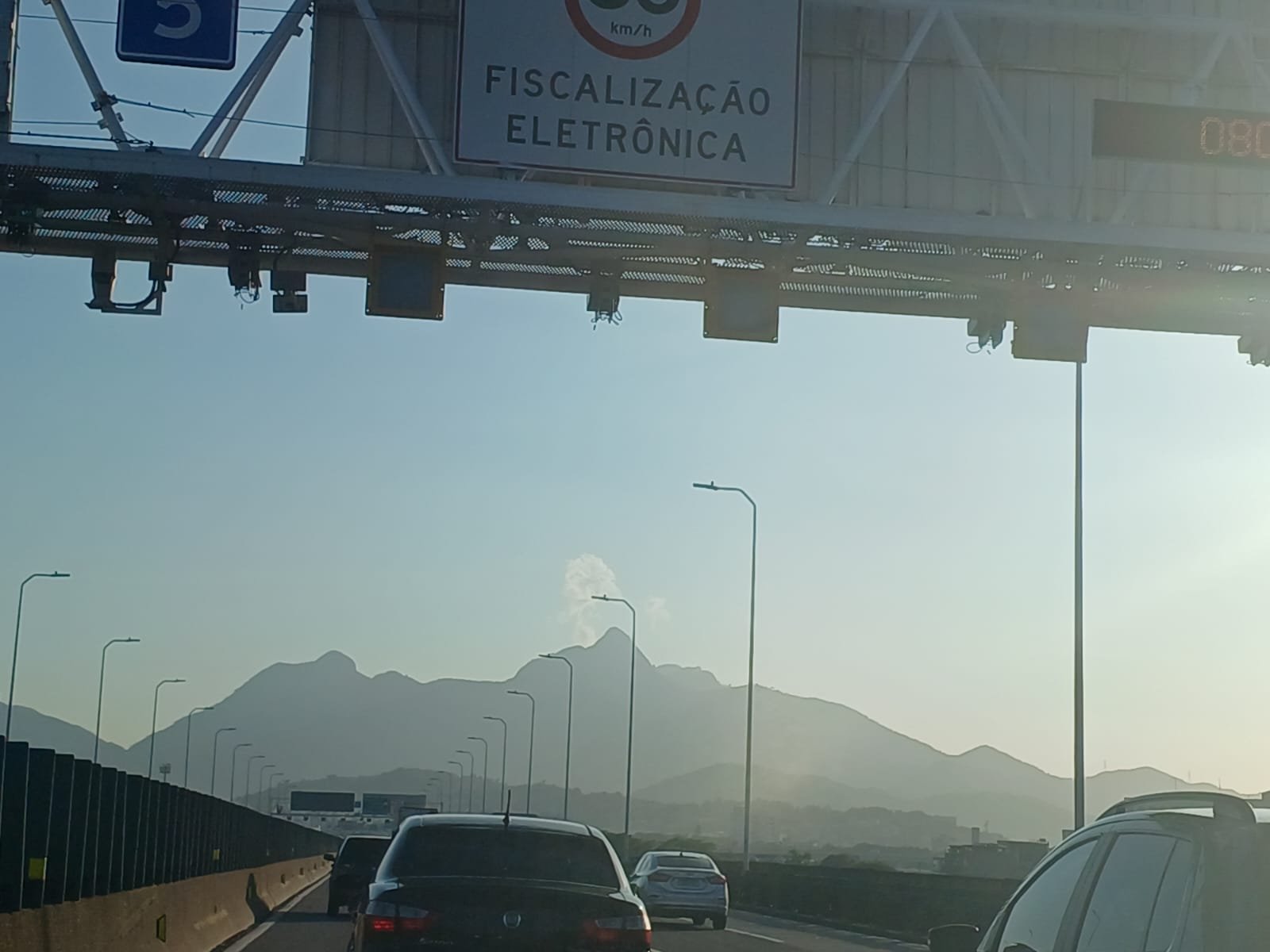 Motociclista resgatado após cair da Ponte Rio-Niterói morre antes de chegar ao hospital; Vídeo