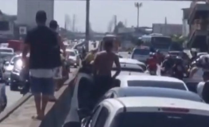 Motoristas entram em pânico na Dutra com alerta de arrastão; veja vídeo