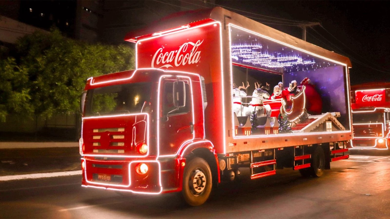 Gonçalenses ficaram encantados com a Caravana de Natal da Coca-Cola que passou pela cidade neste fim de semana