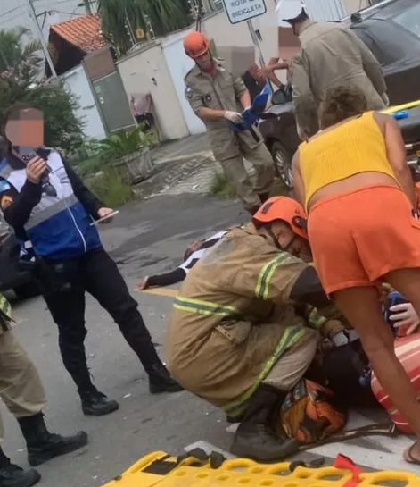 Acidente entre carro e moto deixa feridos em Piratininga, em Niterói