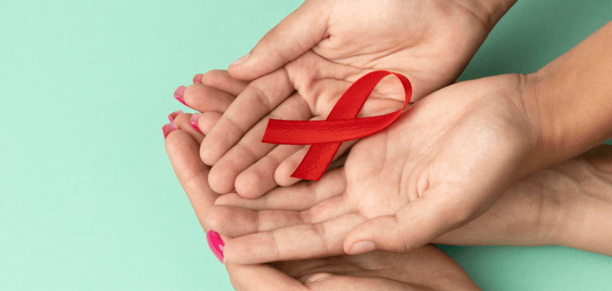 Dezembro Vermelho: conscientização sobre HIV e os direitos garantidos aos pacientes no Brasil estão em alta neste mês