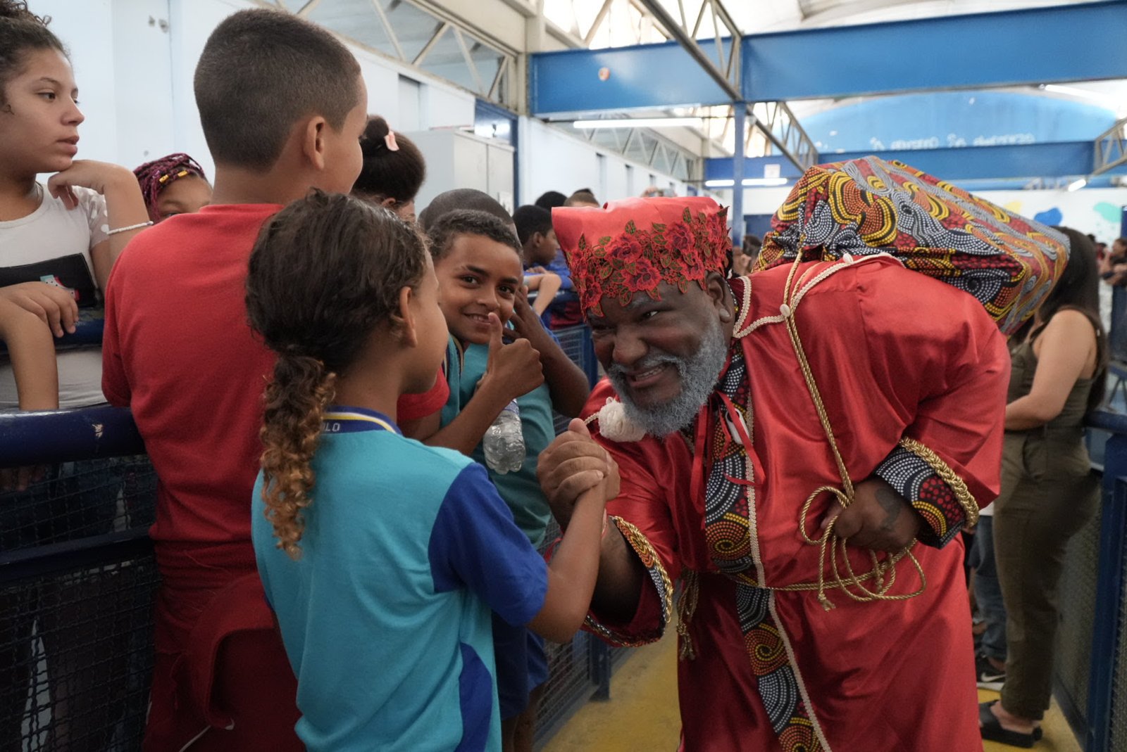 Escola de São Gonçalo recebe Papai Noel Preto em ação contra o racismo