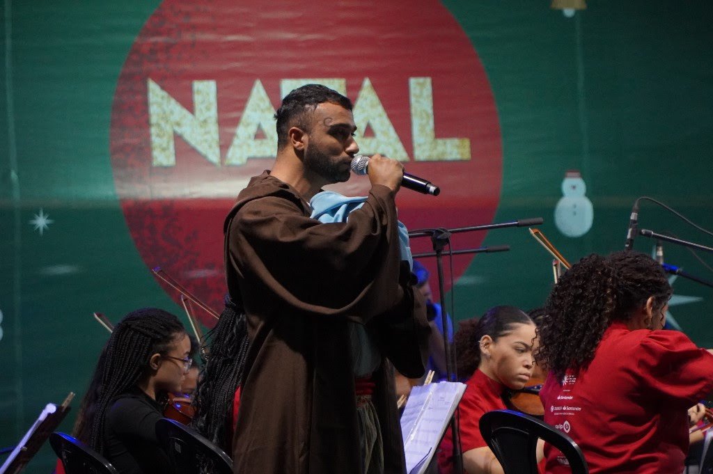 Praça do Colubandê fica lotada em apresentação natalina