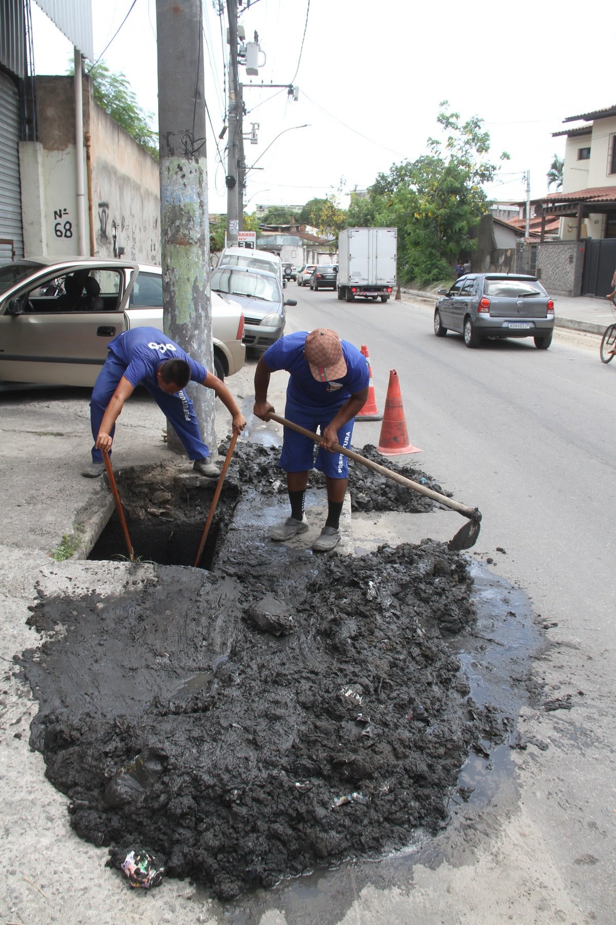 Conservação realiza serviços de limpeza de redes de águas pluviais por todo o município