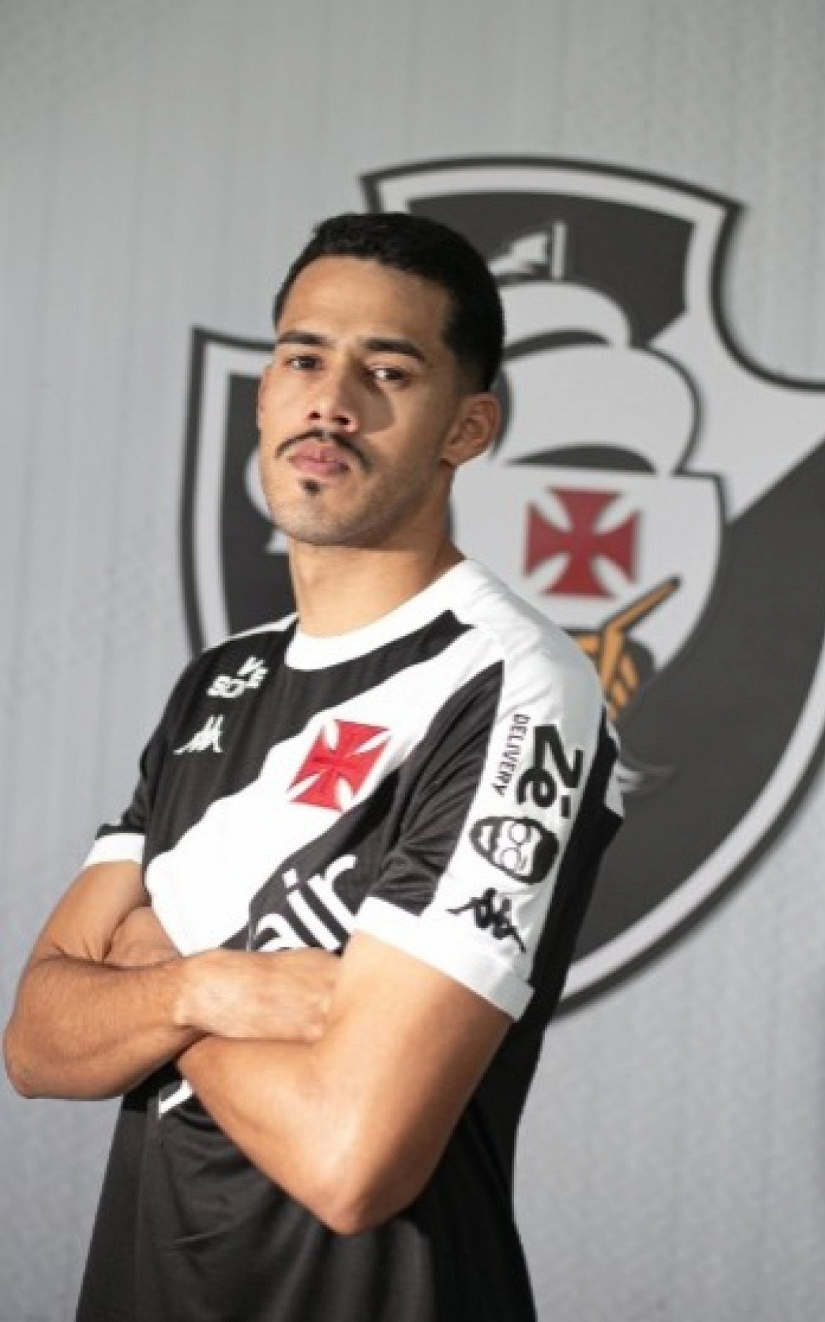 Vasco oficializa a chegada do zagueiro Lucas Oliveira