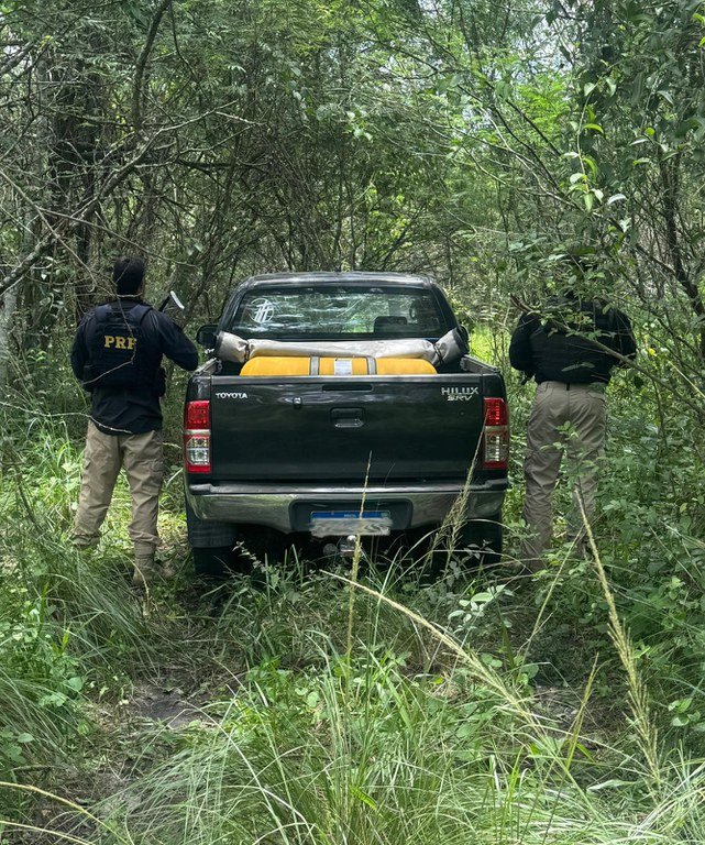 PRF recupera outro automóvel roubado dentro de comunidade em São Gonçalo