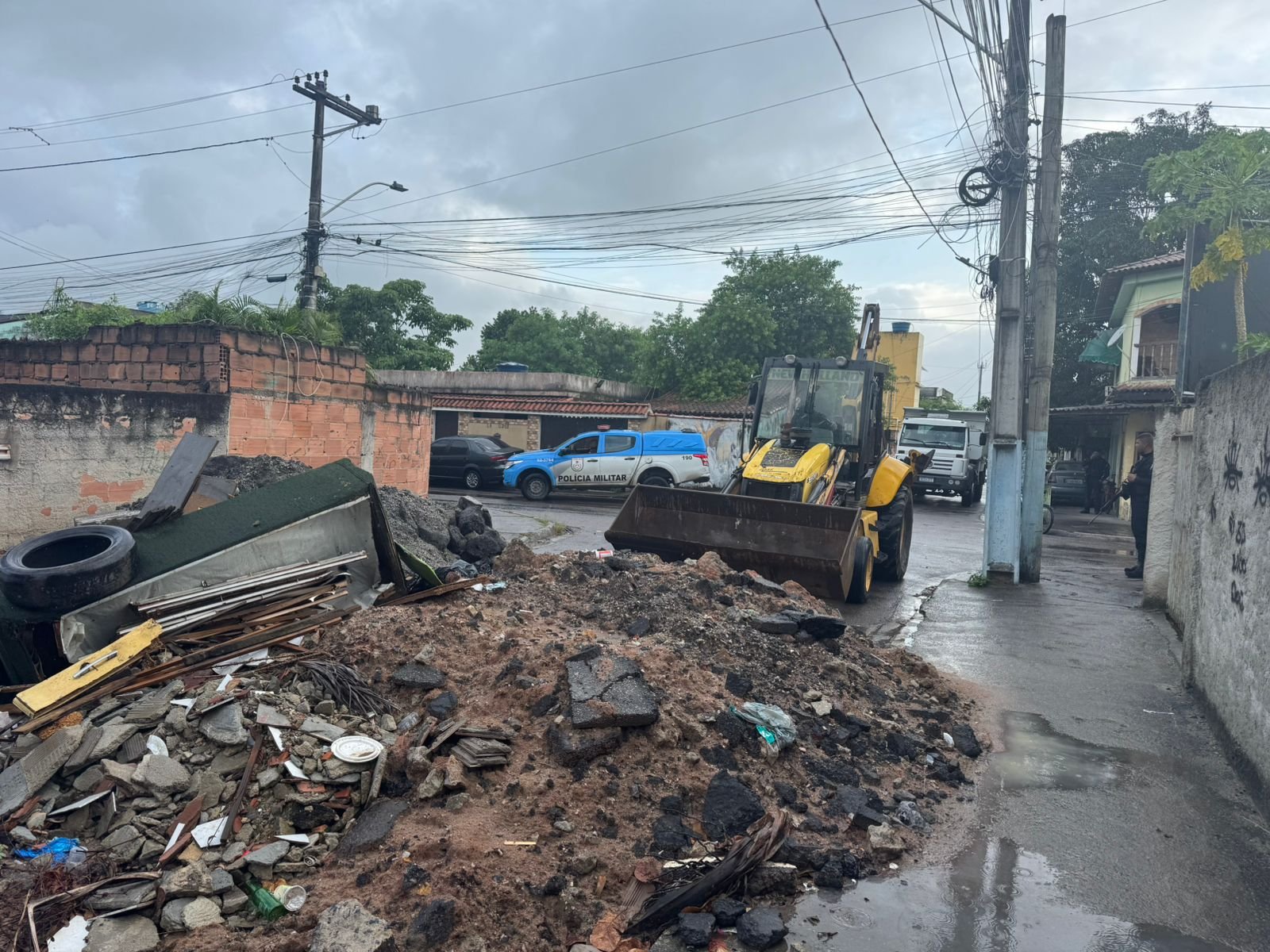 7º BPM retira 64 toneladas de barricadas no bairro Jardim Catarina, em São Gonçalo