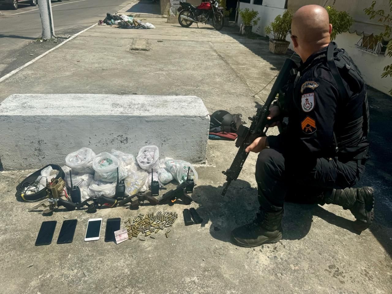 “Bicho pegou” no ‘Minha Casa, Minha Vida’ de Itaipuaçu e policiais do GAT prenderam dois suspeitos de tráfico de drogas; Vídeo