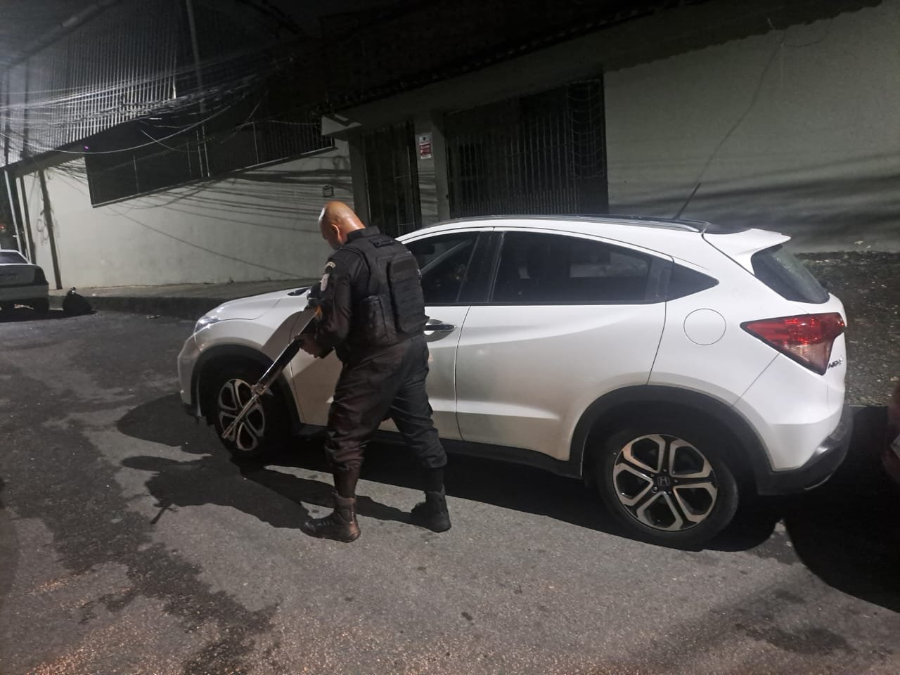 Policiais do 12ºBPM “entram de bicho” no Sapê e recuperam carro roubado no Engenho do Mato