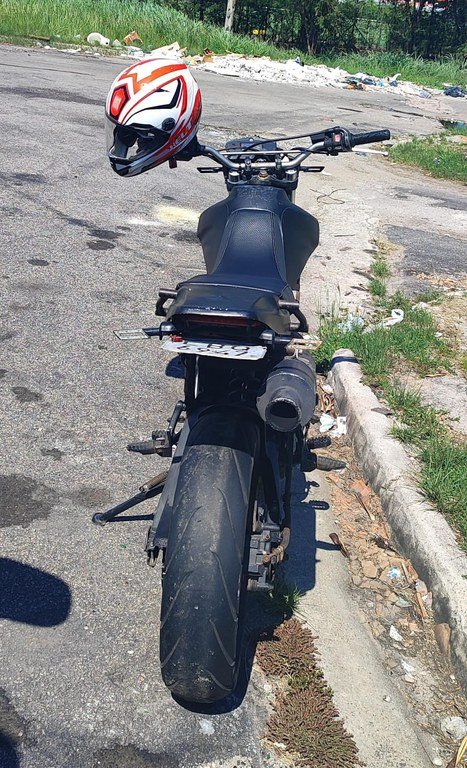 PRF prende motociclista com placa levantada na Ponte Rio-Niterói