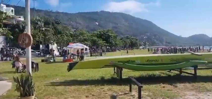 Polícia acaba com baile funk na Praia de Charitas, em Niterói; Vídeo