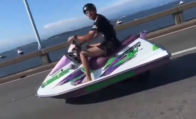 Homens flagrados em filmagem de ‘moto jet ski’ na Ponte Rio-Niterói serão autuados, segundo PRF; Vídeo